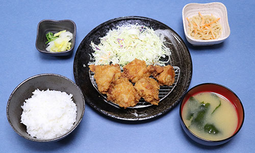 鶏の竜田揚げ定食写真